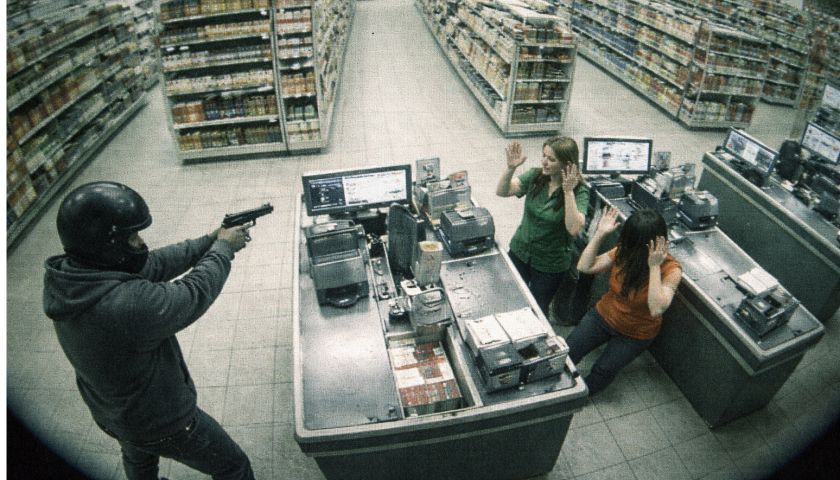 Homem de capacete e armado invade mercado, anuncia assalto e foge com R$ 700 em Tubarão