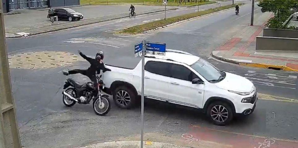(VÍDEO) Em poucas horas, dois acidentes ocorrem no mesmo cruzamento em Tubarão