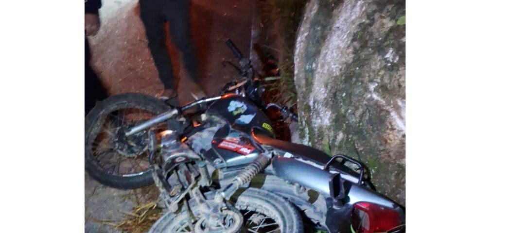 Menor de idade fica ferido após colidir motocicleta contra pedra em Laguna
