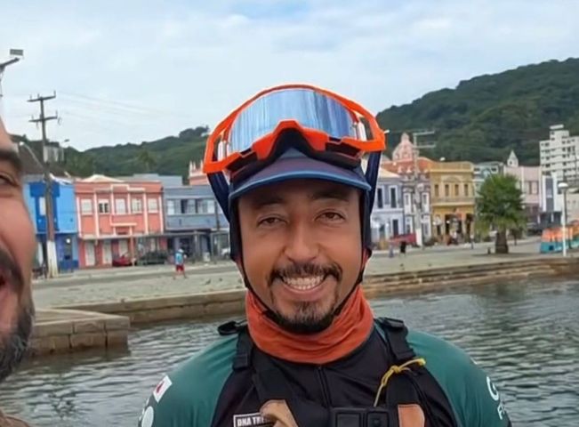 Aventureiro cruza litoral do Brasil de caiaque e passa por Laguna; veja vídeo