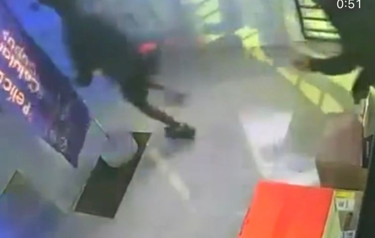 (Vídeo) Loja tem R$ 8 mil em produtos furtados durante a madrugada no Centro de Tubarão