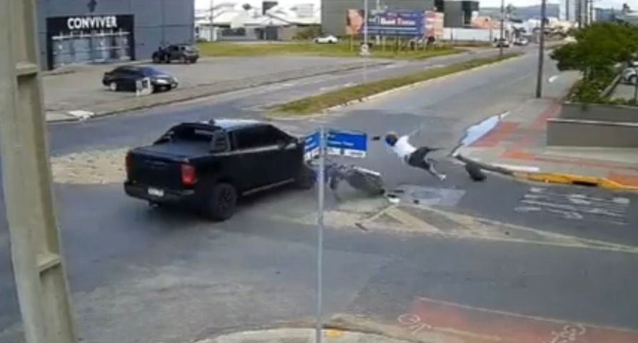 (VÍDEO) Mais um acidente é registrado em cruzamento de Tubarão nesta terça-feira (31)