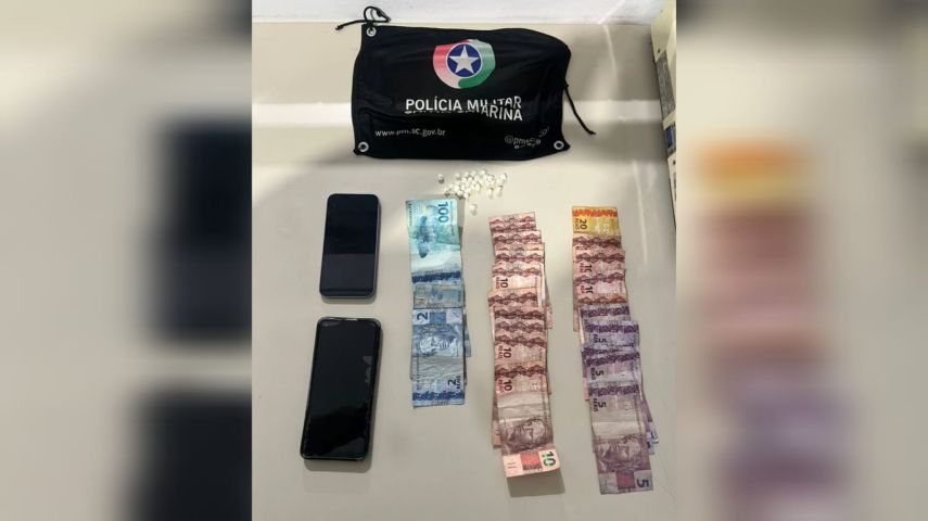 Ação da polícia prende dois homens e apreende um menor de idade por tráfico de drogas