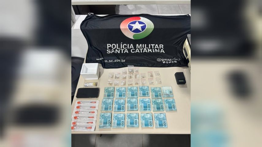 Polícia Militar apreende ampolas de mounjaro, seringas e porções de MD em ação policial; homem de 25 anos foi preso