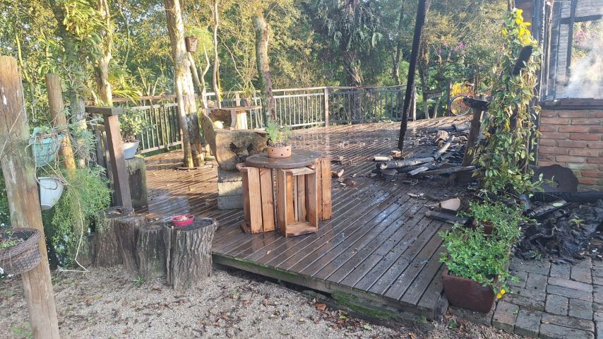 Incêndio destrói salão de festas em Rio Fortuna