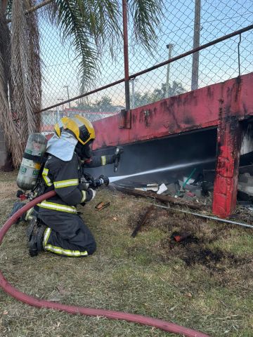 Incêndio atinge estrutura do estádio do Hercílio Luz Futebol Clube SAF, em Tubarão