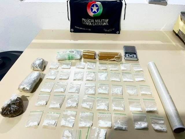 Após denúncias, Polícia Militar prende homem por tráfico de drogas no bairro Guarda Margem Direita, em Tubarão