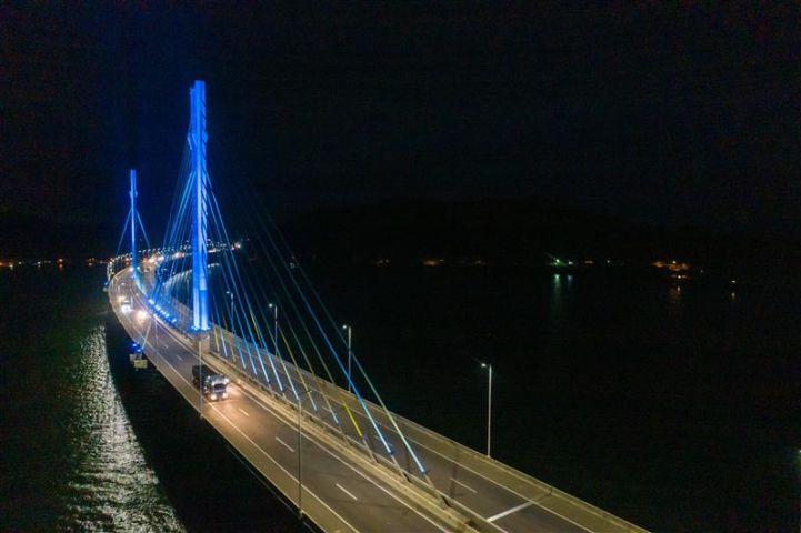 Ponte Anita Garibaldi recebe iluminação azul em apoio ao mês de conscientização do autismo
