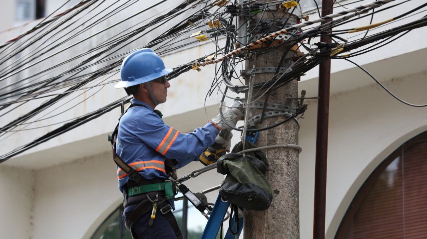 Cerca de 5 mil metros de fios obsoletos são retirados na Avenida Rodovalho, em Tubarão