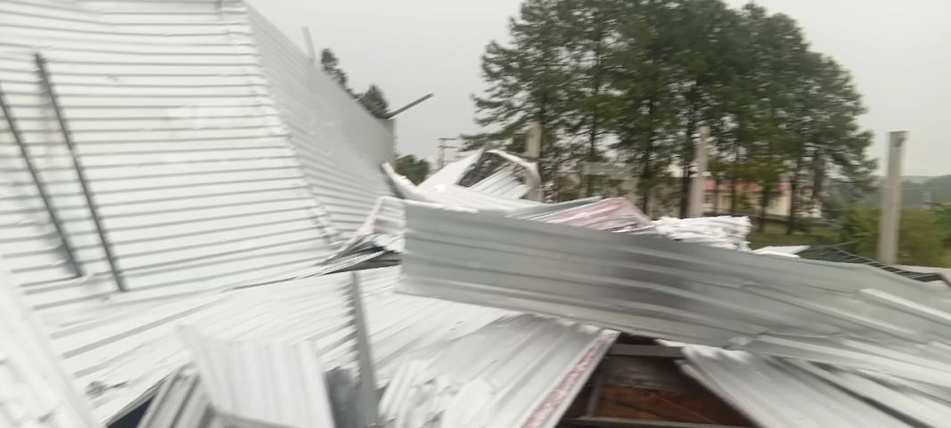 Içara, Nova Veneza e Treze de Maio registram ventos fortes e granizo nesta quinta-feira (2)