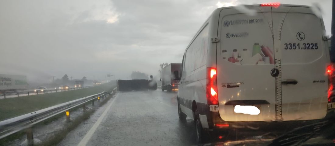 Caminhão tomba na BR-101 em meio a temporal, em Sangão