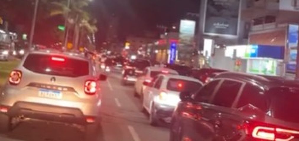 Imagens mostram trânsito intenso no início da noite desta quinta-feira (02), no centro de Tubarão