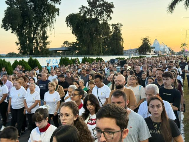 Tubarão: fiéis participam de caminhada penitencial e encenação da Paixão de Cristo na manhã de Sexta-feira Santa