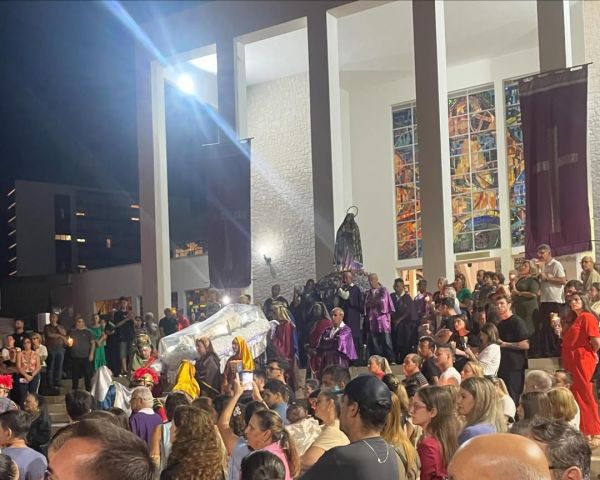 (Vídeo) Procissão Luminosa do Senhor Morto reúne milhares de fiéis em Tubarão nesta Sexta-Feira Santa, 3