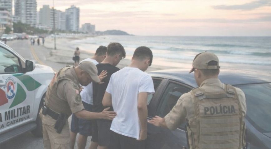 Carro furtado é recuperado com adolescentes em Laguna