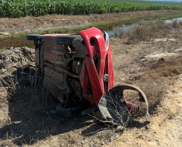 Carro sai da pista e capota em Jaguaruna; motorista sai ileso