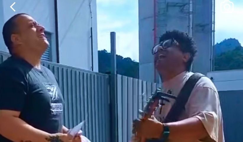 (VÍDEO) Cantor gospel recebe detento na saída do presídio de Tubarão e emociona nas redes