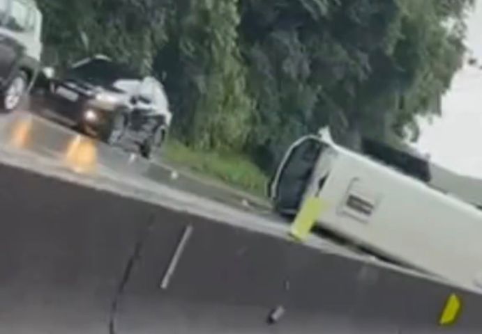 Micro-ônibus tomba e interdita BR-101 em Biguaçu na tarde desta segunda-feira (6)