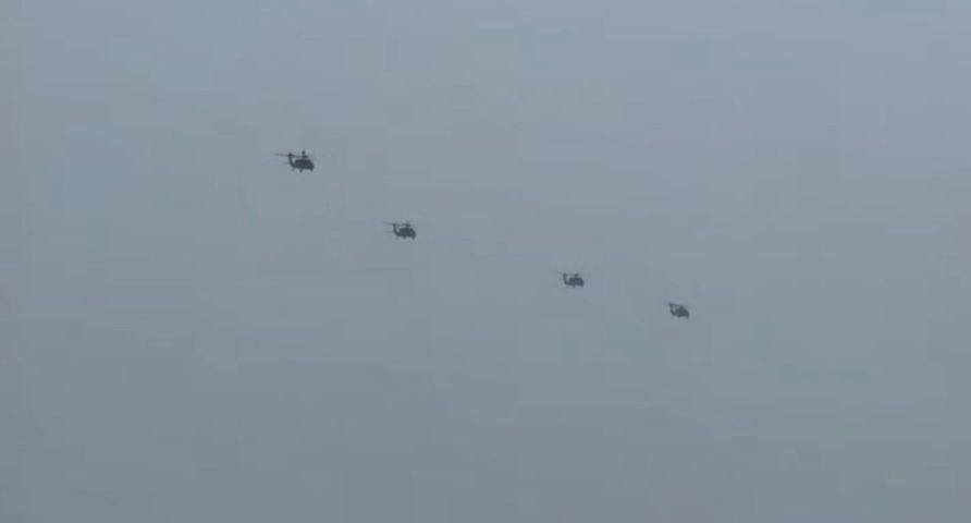 (VÍDEO) Helicópteros militares sobrevoam Laguna e impressionam moradores nesta segunda-feira (6)