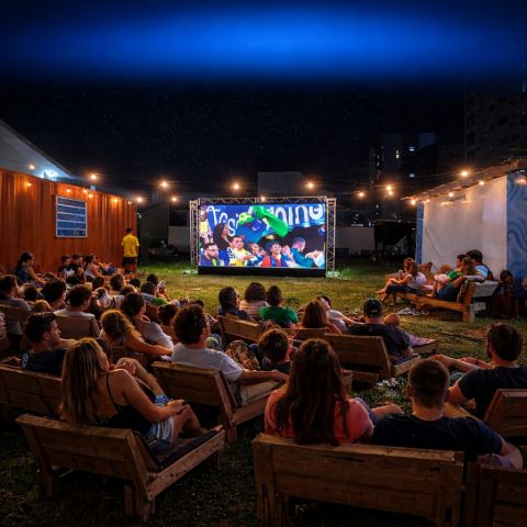 Parknique Cinema divulga programação semanal com filmes e transmissão esportiva em Tubarão