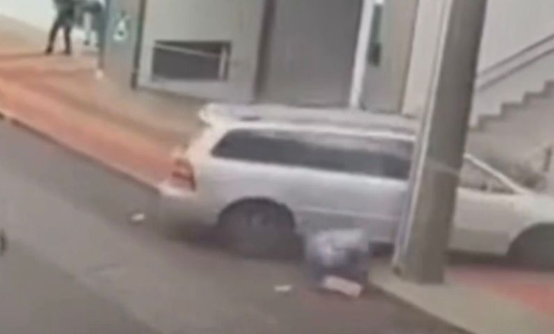 (Vídeo) Carro invade calçada após mal súbito do motorista e idosa cai de veículo em movimento em Tubarão