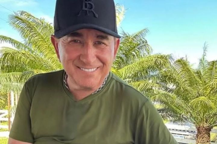 Cantor Amado Batista aparece em