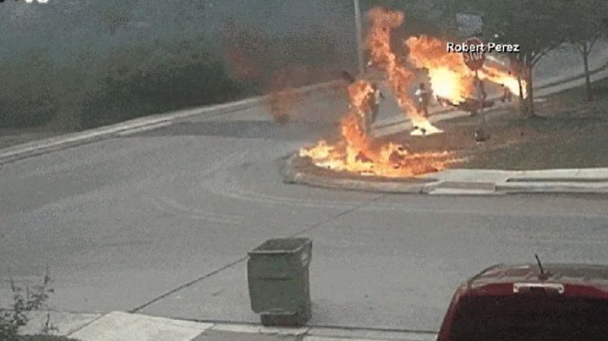 Motociclista perde o controle e é lançado contra o fogo em acidente