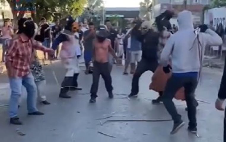 VÍDEO: Homem passa por “corredor do açoite” em busca de mil reais e cerveja no interior da Bahia