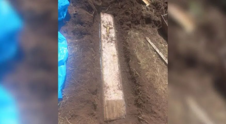 Em SC: caixão misterioso com cadáver dentro é localizado no quintal de casa