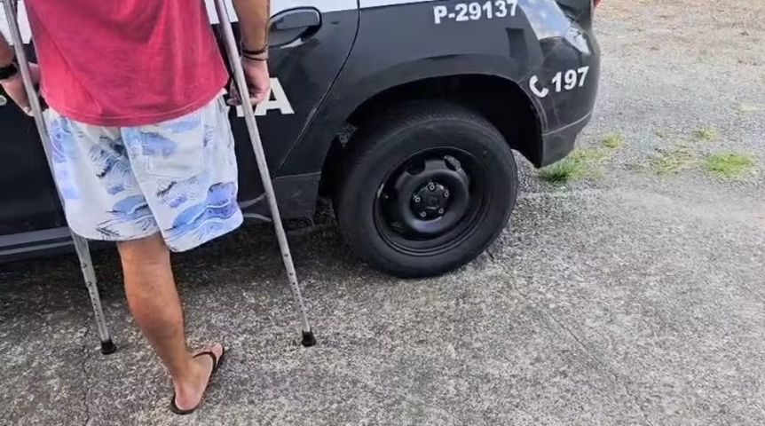 Homem com perna amputada é preso após agredir esposa com voadora durante discussão
