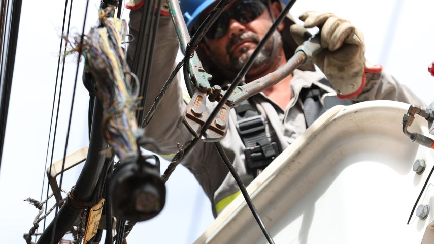 Retirada de fios obsoletos avança para a rua Wenceslau Alves dos Santos, em Tubarão