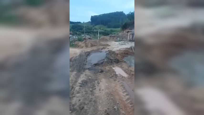 População reclama de lodo em rua na região do Caeté, em Gravatal