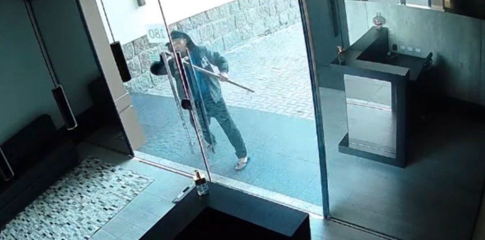 (VÍDEO) Homem tenta invadir escritório após arrombar posto de saúde em Tubarão