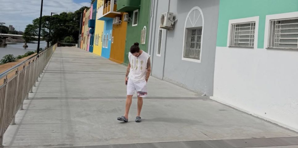 Antes de apresentação, Whindersson Nunes curte pontos turísticos de Tubarão e Laguna