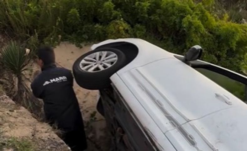 Carro sai da pista nas curvas do Iró, em Laguna