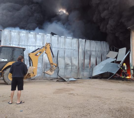 Atualização: incêndio em indústria de isopor em São Ludgero mobilizou 22 bombeiros no combate às chamas