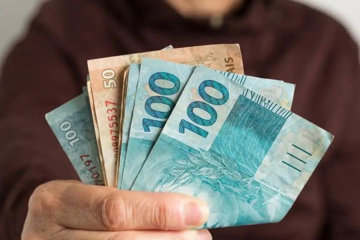 Governo federal projeta salário mínimo de R$ 1.717,00 para 2027