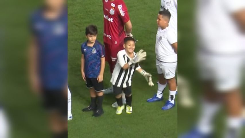 Garoto rouba a cena e chama a atenção em partida entre Santos x Atlético-MG