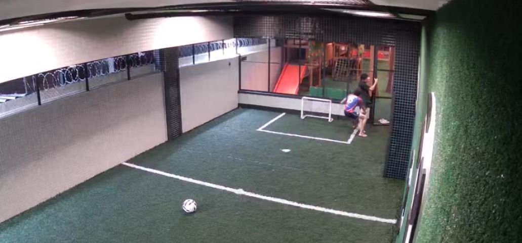 VÍDEO: Adolescente salva amigo de choque elétrico em um condomínio