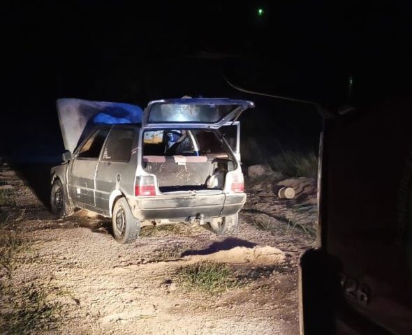 Incêndio atinge veículo em Jaguaruna e motorista controla chamas com areia