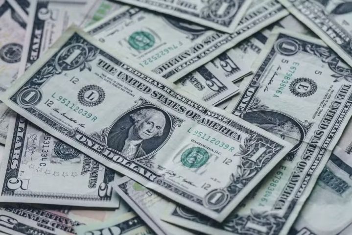 Dólar fecha abaixo de R$ 5 pela primeira vez em dois anos
