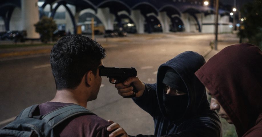 Homem é assaltado a caminho do trabalho e dupla é presa minutos depois em Tubarão