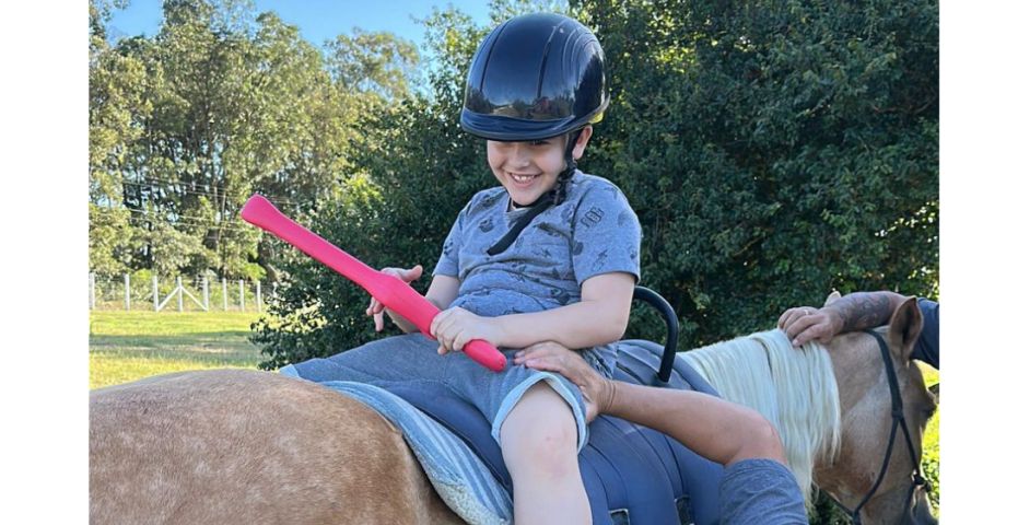 Menino de 7 anos com TEA apresenta avanços com equoterapia em projeto que atende mais de 200 pacientes na região