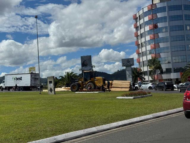 Carga de madeira cai de caminhão e causa lentidão no trevo de Braço do Norte