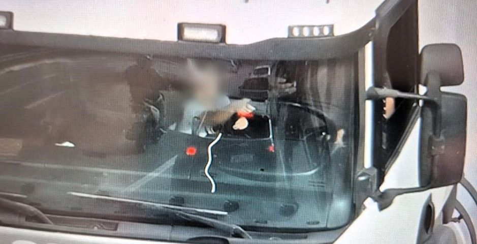 Em SC: criança segura volante de caminhão enquanto motorista usa celular