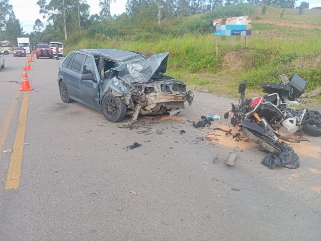 Mulher morre em colisão entre carro e moto em Lauro Müller; motociclista é resgatado com vida