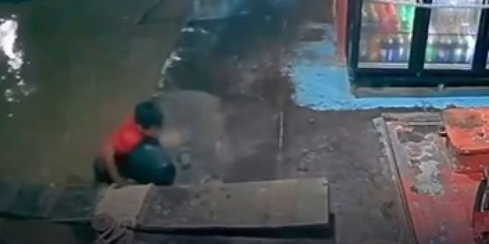 Jovem cai em rio após se desequilibrar de uma passarela no Acre