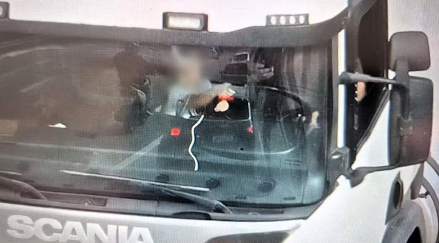 Criança é flagrada segurando volante enquanto motorista usa celular em SC