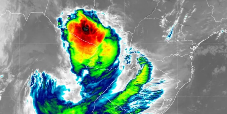 Frente fria associada a ciclone ganha força e satélite mostra 'mancha' de chuva sobre Sul