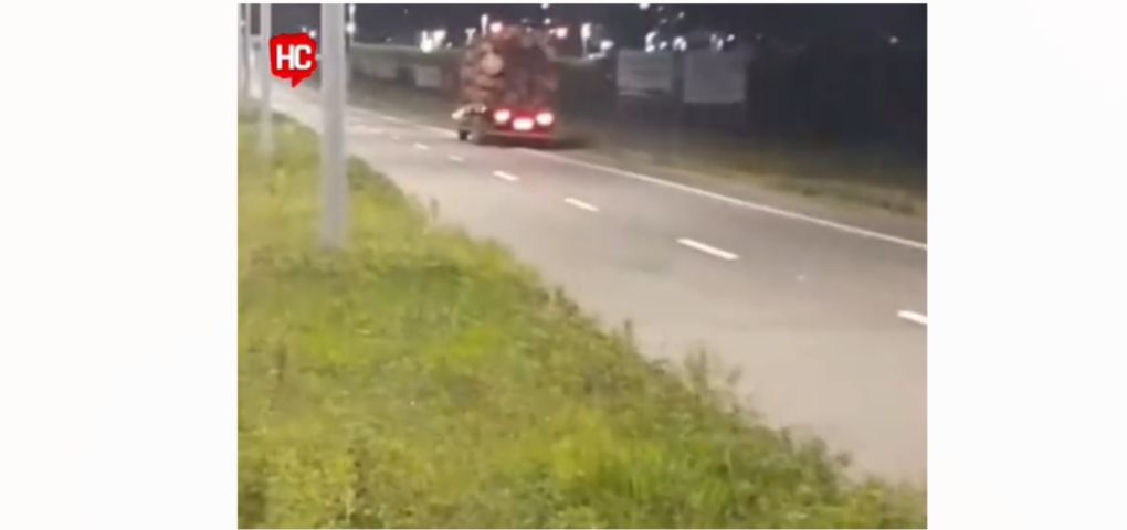 (Vídeo) Caminhão desvia para evitar colisão e sai da pista na Rodovia Ivane Fretta, em Tubarão